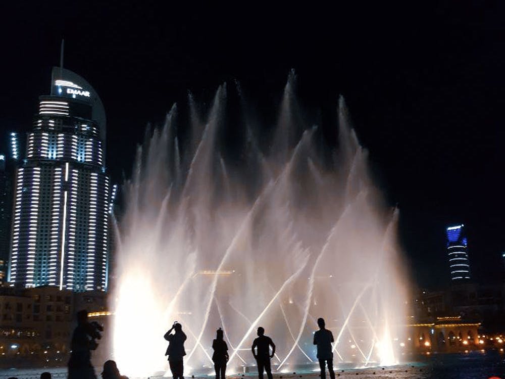 Dubai sightseeing and dancing fountain show.